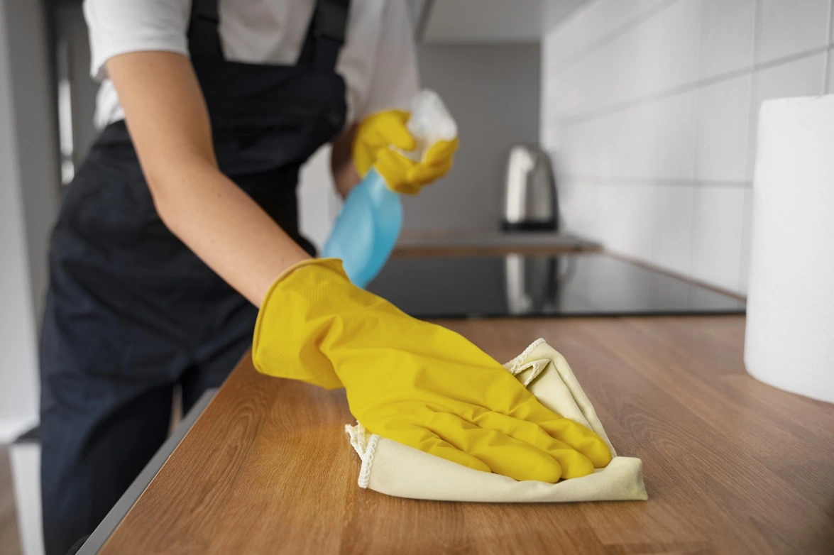 Employé de CleanEB en train de nettoyer une cuisine à Martigues